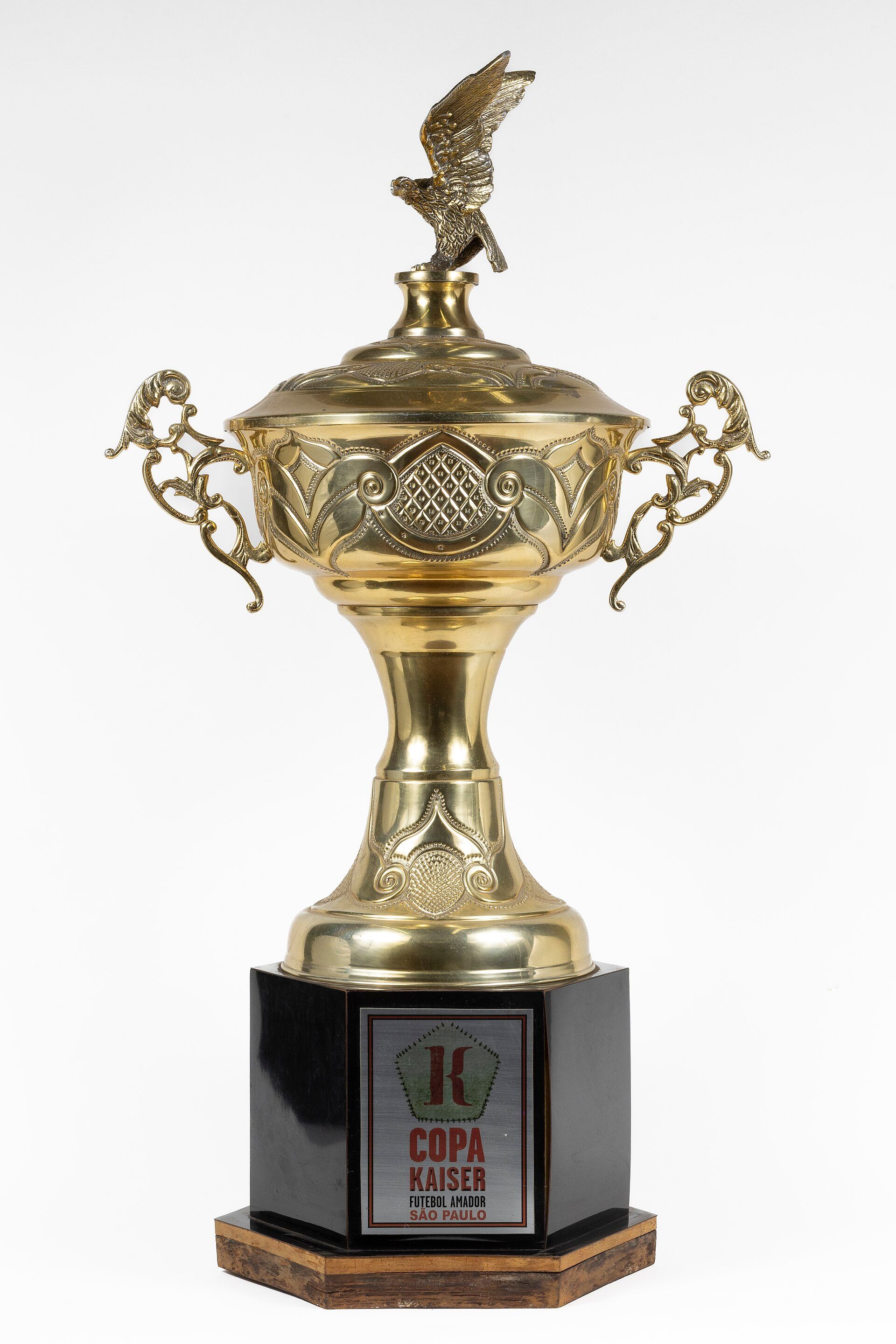 Troféu dourado da Copa Kaiser 2014, com alças e uma águia no topo