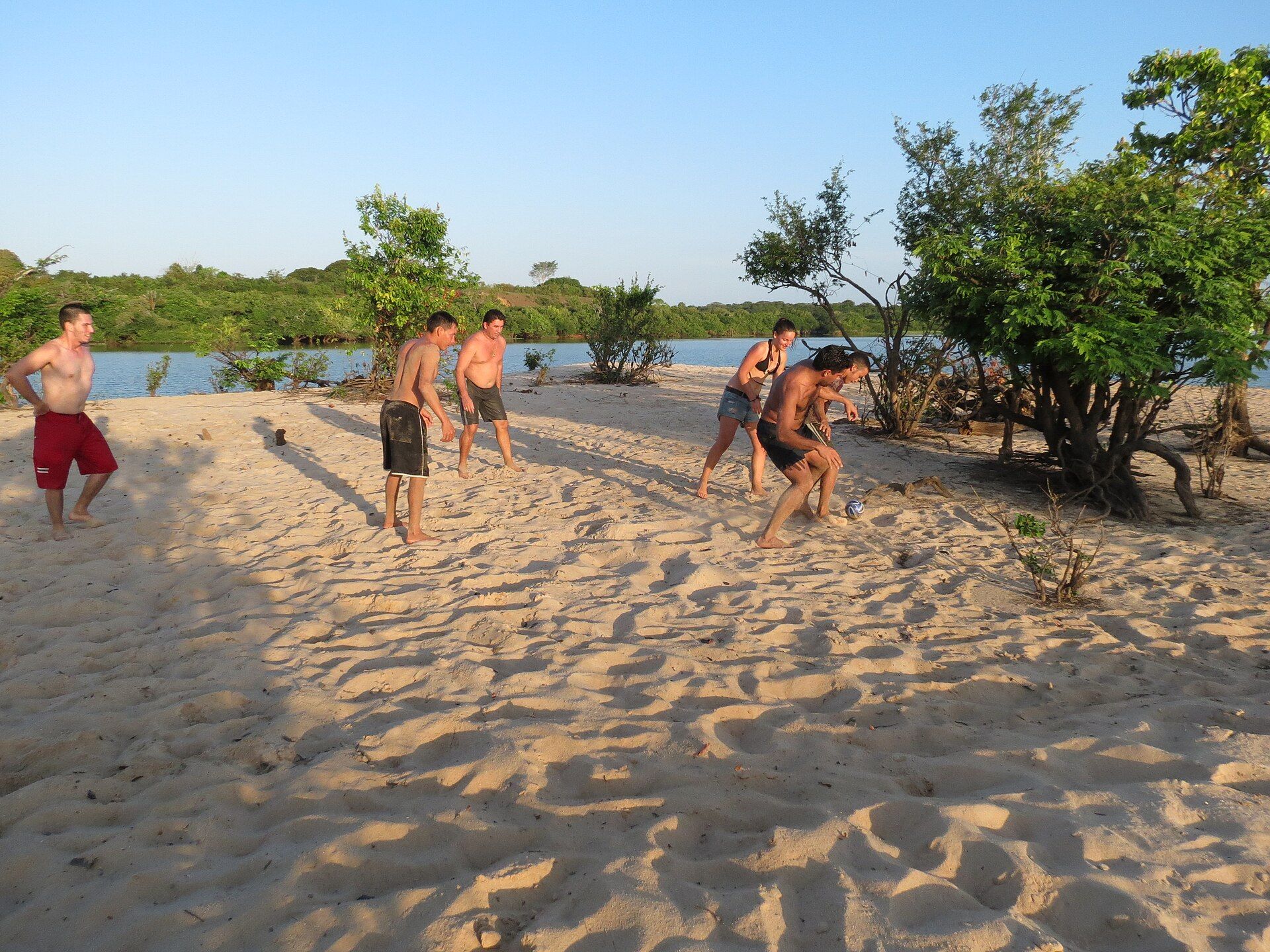 Futebol na areia de uma várzea de rio no Pará, ao fim da tarde